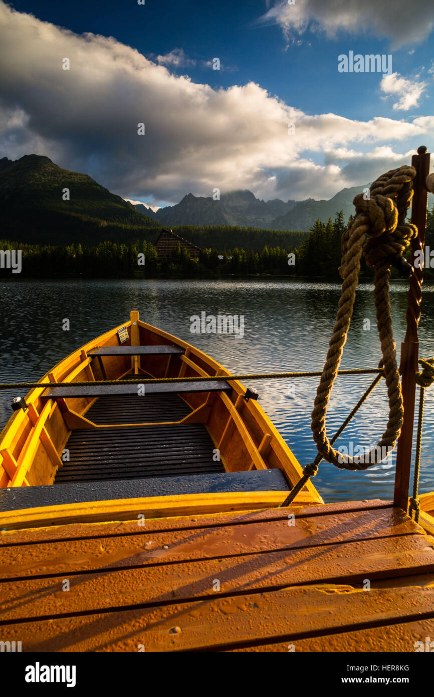 Slowakei, Tatra, Tatra-Gebirge, Berge, Europa Tatra Europa Slowakei Reisen Slowakei, See Slowakei, Tatra See, See Berge Strbskie Pleso, Pleso, Strbskie, hohe Tatra, Tschirmer See, Sommer, Tatra Slowakei, Schiff, Hafen, Boote im Sommer Stockfoto