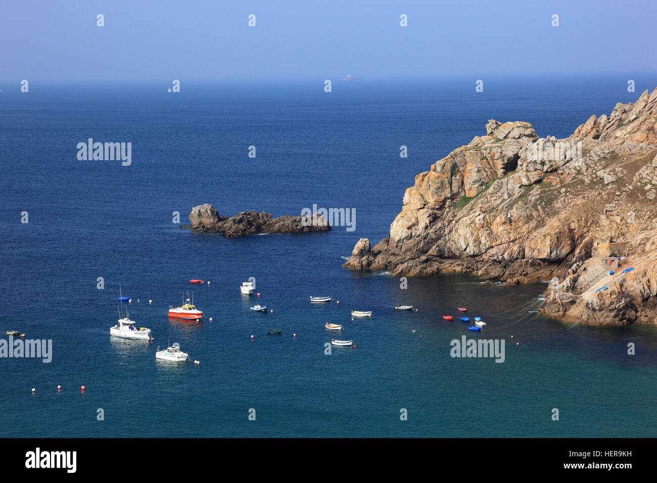Frankreich, Region Bretagne, am Felsigen Cap Sizun, Boote in der Bucht Baie des Trepasses, Stockfoto