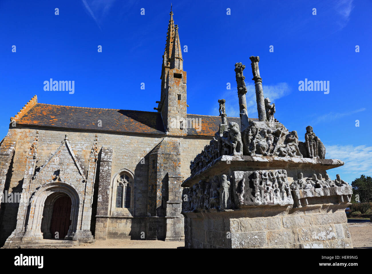 Frankreich, Region Bretagne, Notre Dame de Tronoen ist Eine Kleine Gotische Kapelle Mit Dem Ältesten Kalvarienberg der Bretagne Stockfoto