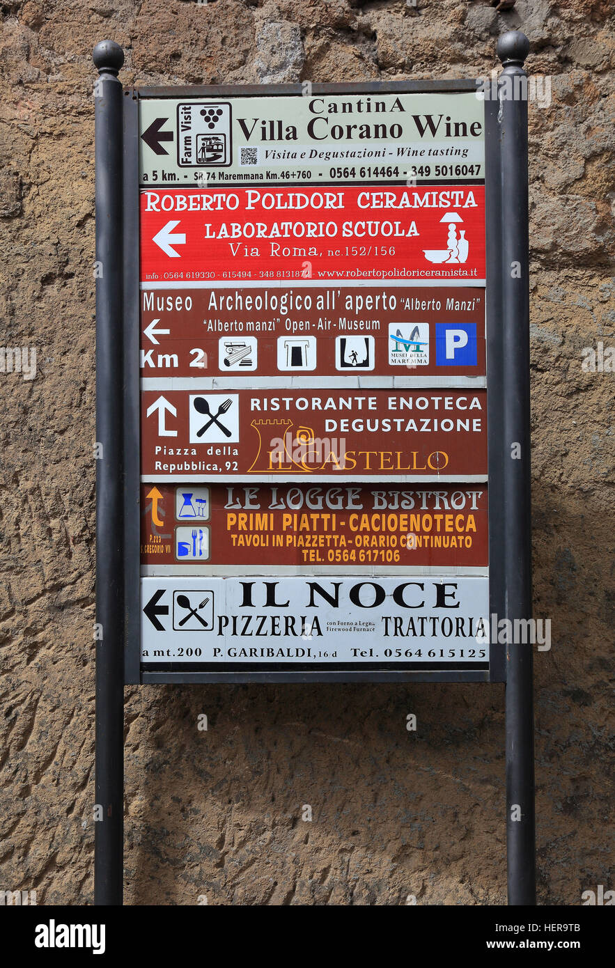 Italienisch, Informationstafel in der Altstadt von Pitigliano, Toskana Stockfoto
