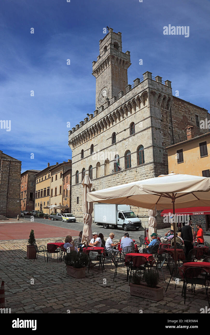 Italienisch, in der Altstadt von Montepulciano, Rathaus am Piazza Grande, Toskana, Café, Stockfoto