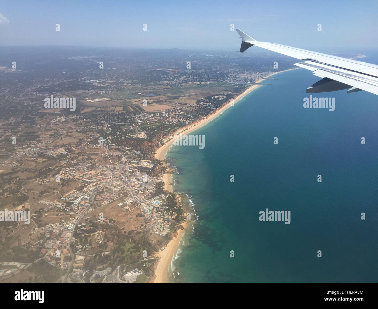 Blick aus Dem Flugzeugfenster Auf Die Küste der Algarve in Portugal Stockfoto