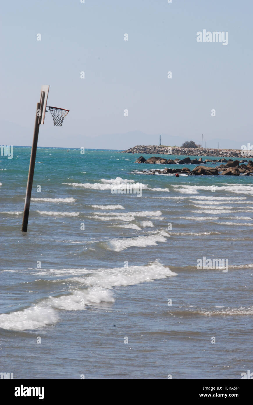 Verwitterter Basketballkorb bin Strand von Castiglione della Pescaia Stockfoto