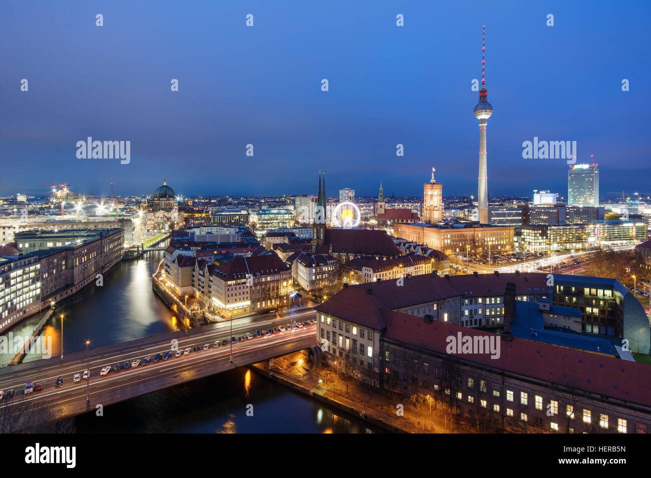 Blick Über Die Stadt Berlin Zur Blauen Stunde Stockfoto