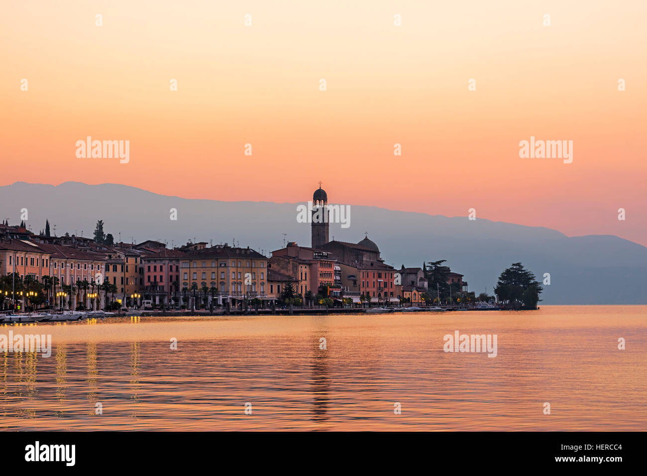 Stadt Blick von Salo, am Morgen vor Sonnenaufgang, Italien, Gardasee Stockfoto
