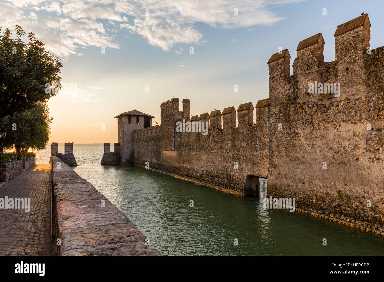 Blick Auf Das Castello Scaligero Nach "Sonnenaufgang", Italien, Brescia, Lombardei, Gardasee, Sirmione, "Sonnenaufgang" Stockfoto