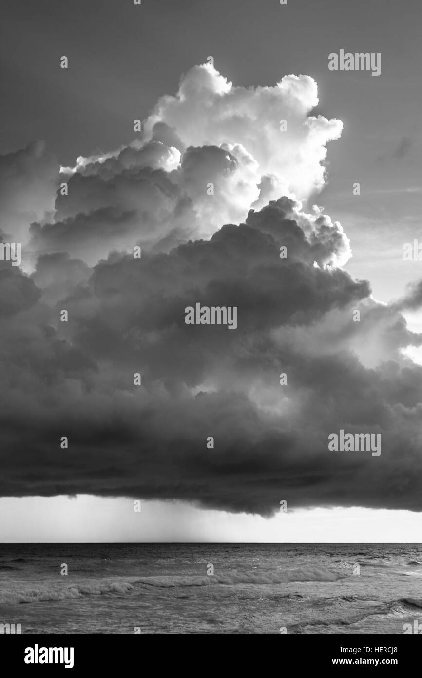 Gewitterwolke über Ozean, Sri Lanka, schwarz/weiß Stockfoto