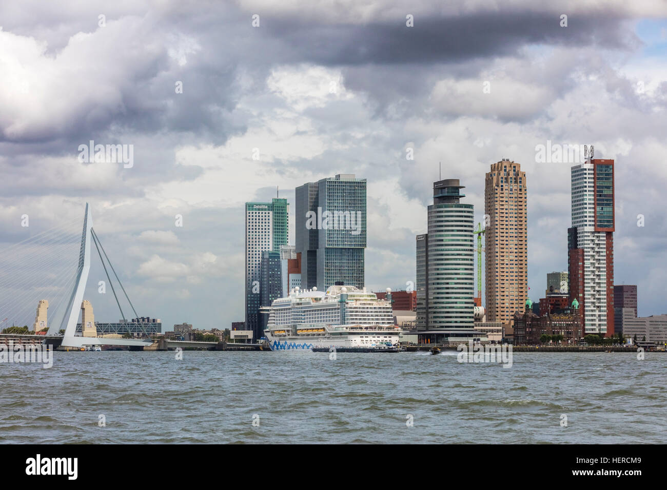 Skyline und den Hafen in Rotterdam, Skyline, Hochhäuser, Architektur, Hochhaus, Wasser, Aida, Kreuzfahrt Schiff, Kreuzfahrt, Erasmus-Brücke Stockfoto