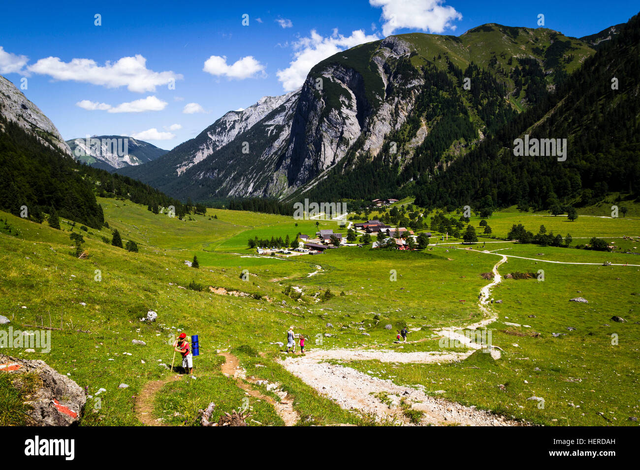 Österreich, Tirol, Alp Park Karwendel, junge mit Rucksack auf Fußweg in ...