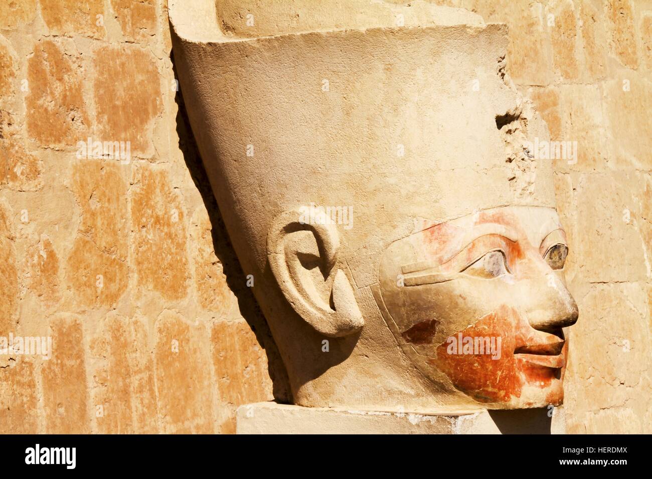 Königin Hatschepsut Statue Kopf Profil Wandbild, zweite weibliche pharao am Eingang zum Deir-el Bahri Tempel. Tal der Könige Luxor, Ägypten Stockfoto