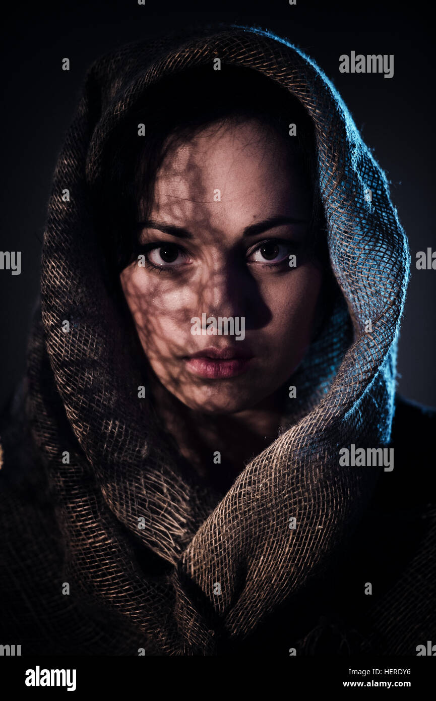 Angst, junge Frau für Gesicht mit afghanischen Schal Stockfoto