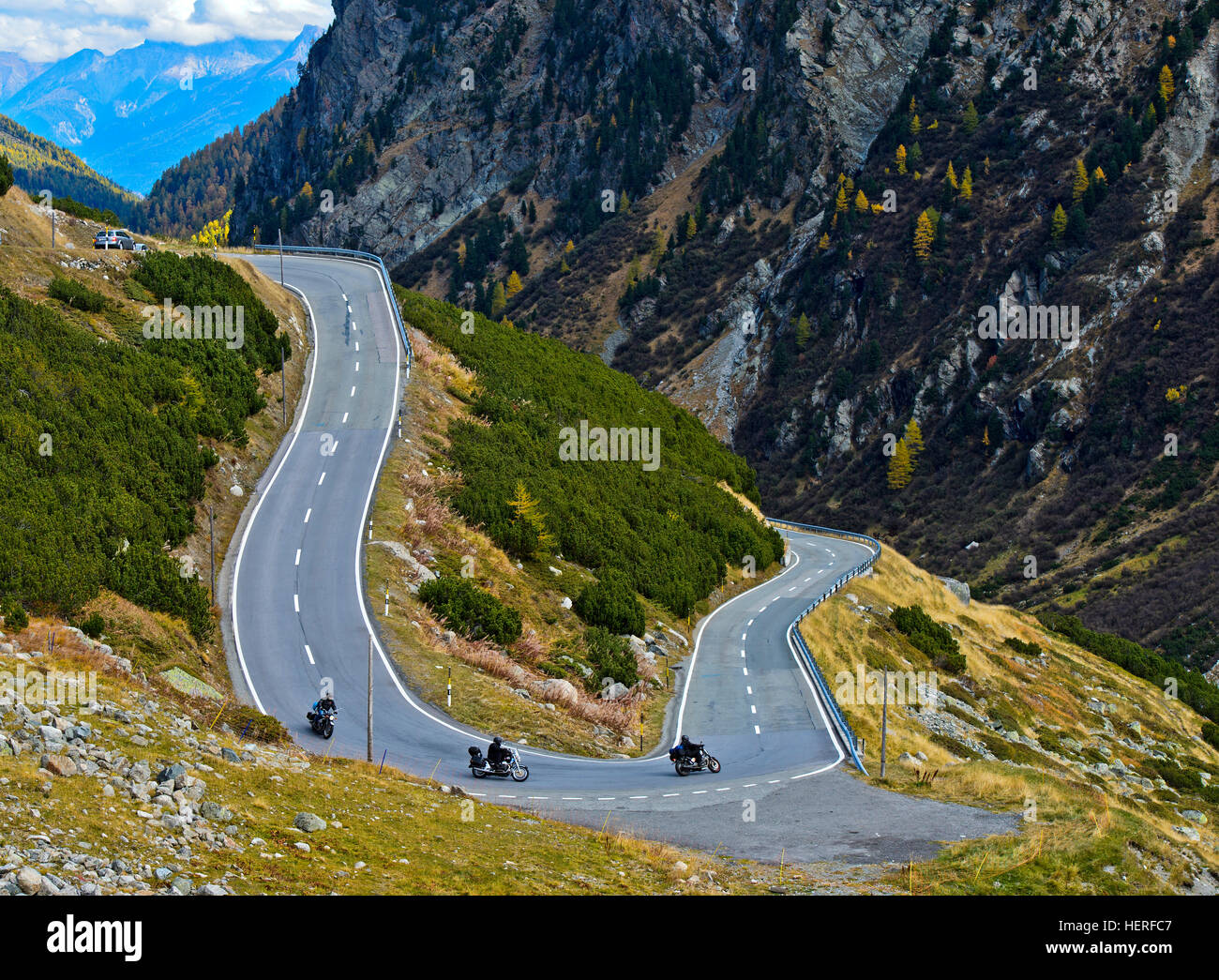 Motorräder in eine Haarnadelkurve auf einer Bergstraße, Flüela-Pass, Davos, Graubünden, Schweiz Stockfoto