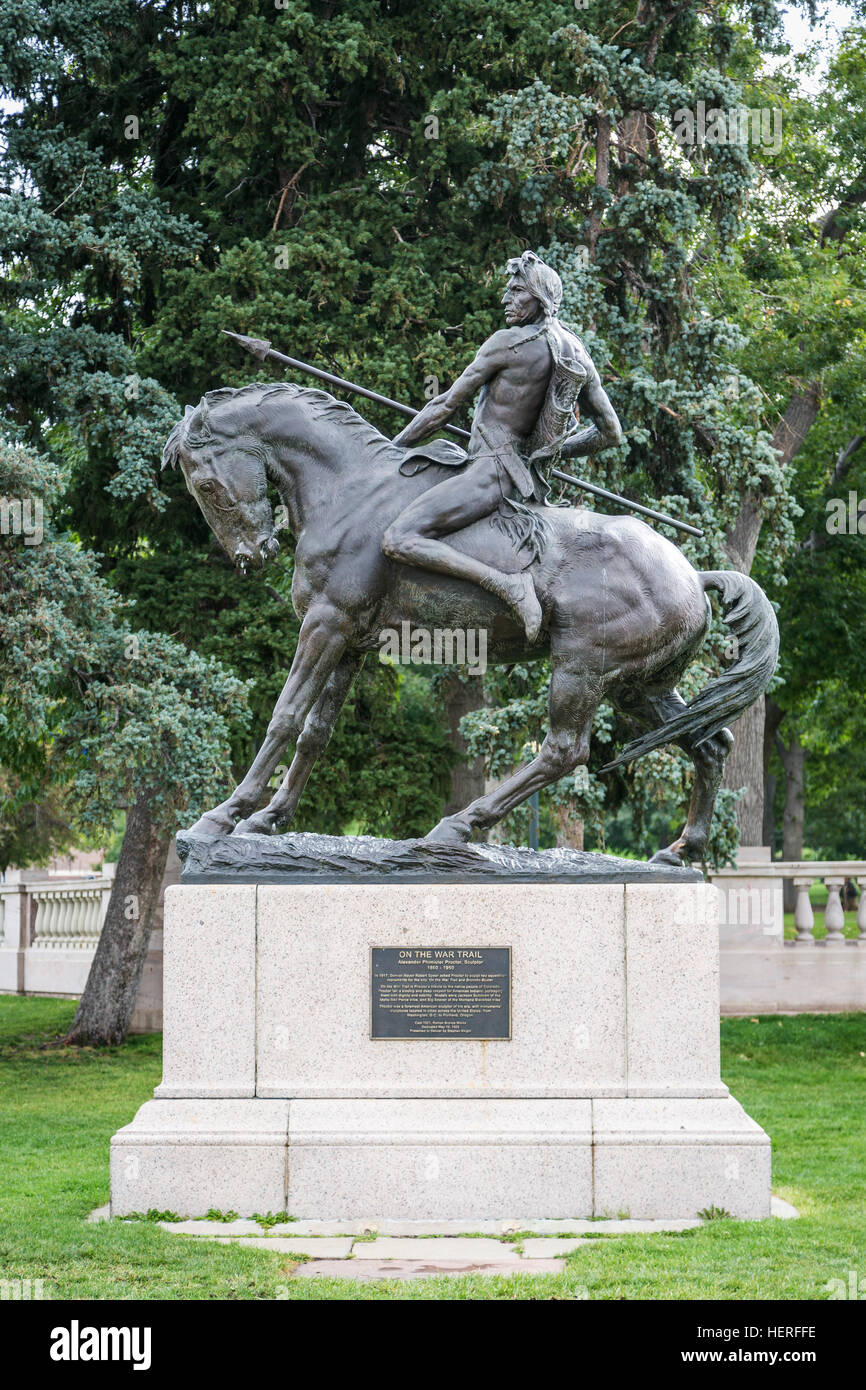 Auf den Spuren von Krieg, Skulptur der Indianer auf Pferd, Civic Center Park, Denver, Colorado, USA Stockfoto