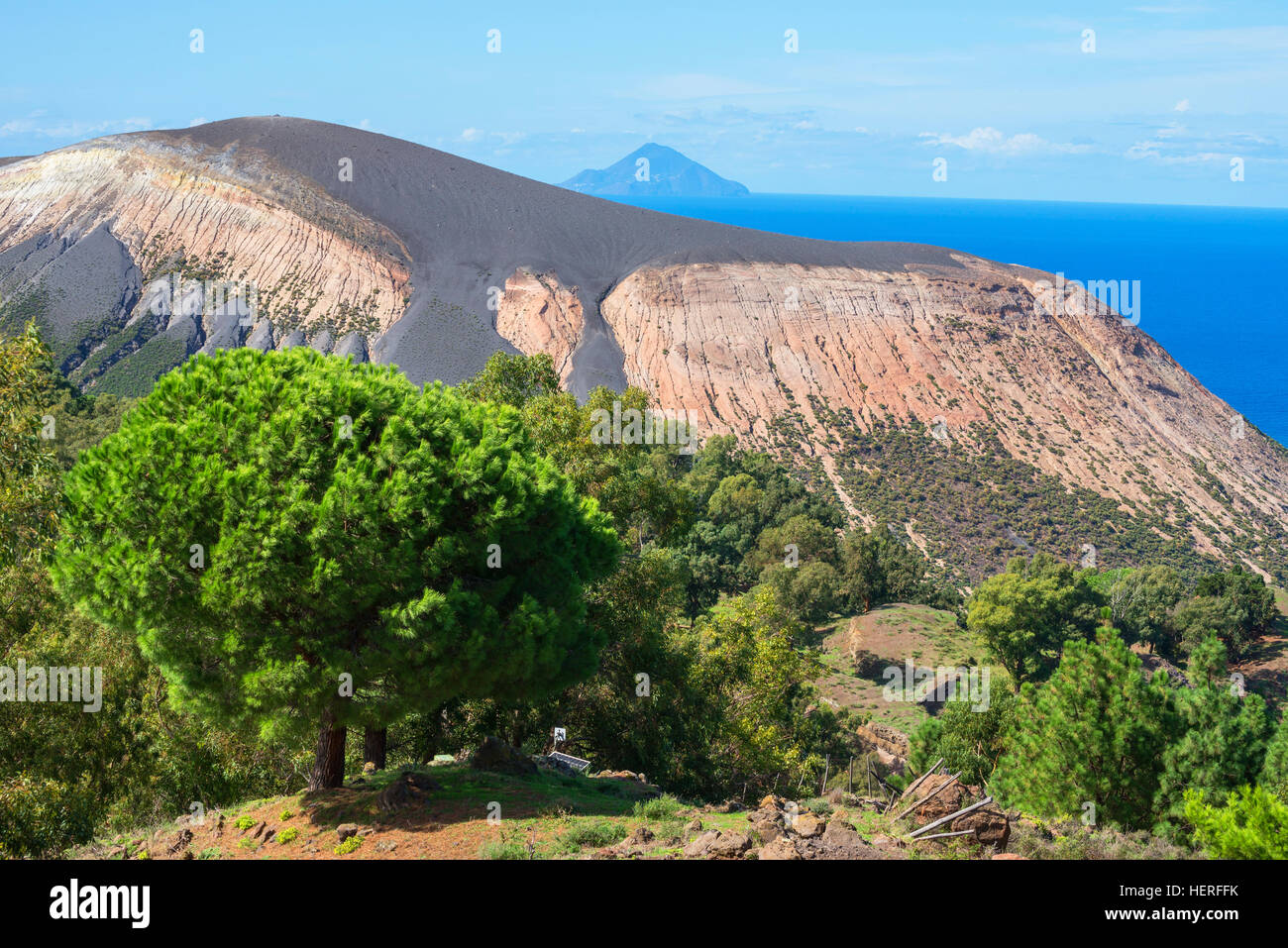 Die Gran Cratere, mit finicudi Insel Vulcano Island, Äolische Inseln, Italien Stockfoto