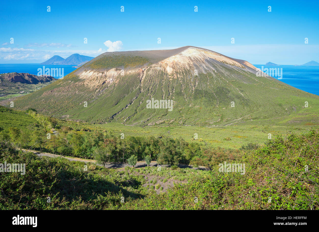 Der Gran Cratere mit Finicudi Insel, Insel Vulcano, Äolischen Inseln, Italien Stockfoto