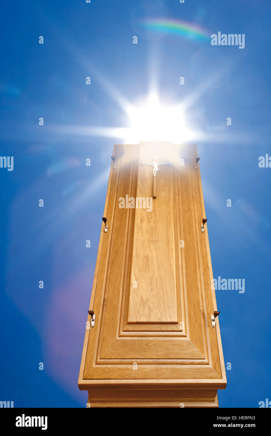 Holzsarg aufsteigender Richtung Himmel, Sonne Stockfoto