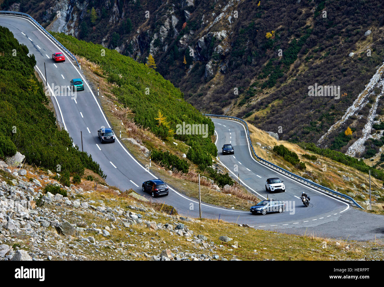 Autos auf einer Bergstraße in eine Haarnadel-Kurve, Flüela-Pass, Davos, Graubünden, Schweiz Stockfoto
