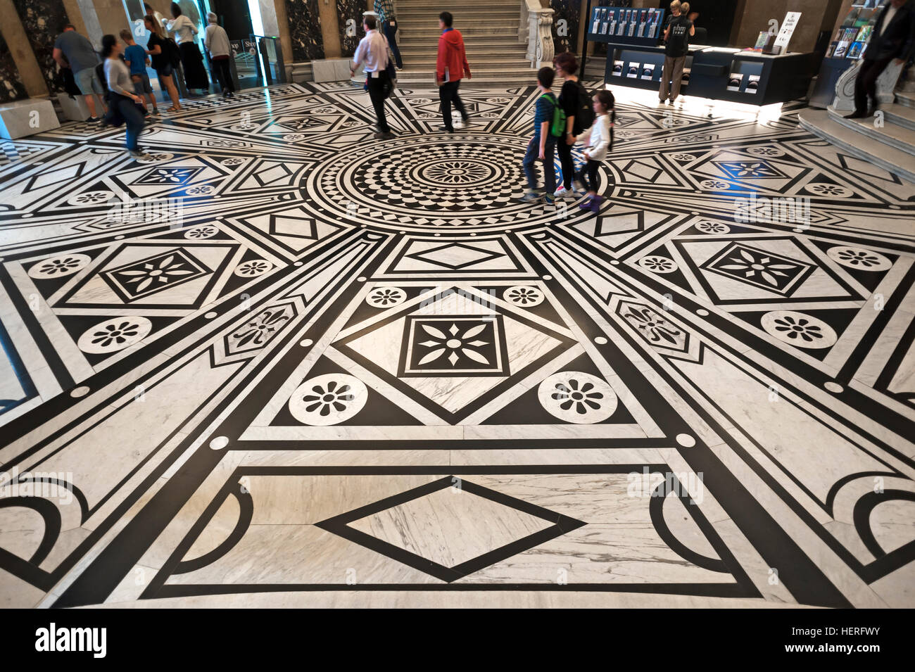 Touristen im Foyer, Museum of Natural History, eröffnet im Jahre 1889, Wien, Österreich Stockfoto