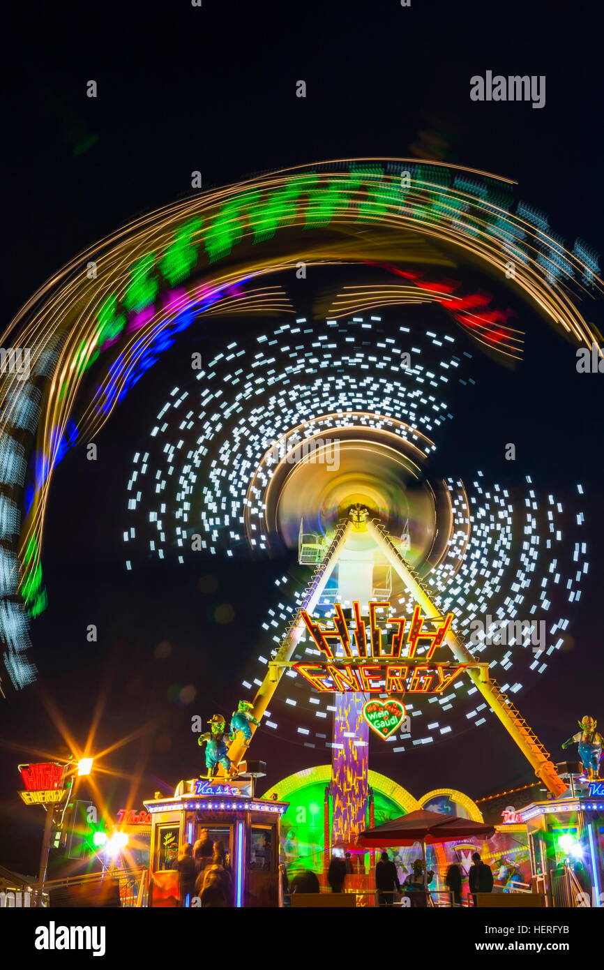 Hohe Energie, Karneval Fahrt in Bewegung, Nachtszene, Oktoberfest, München, Bayern, Deutschland Stockfoto