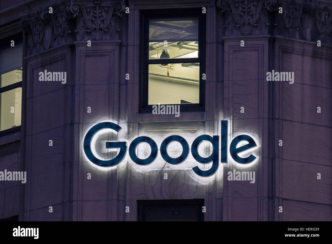 Montreal, Kanada - 22. Dezember 2016: Bild des Google-Logos auf Google Hauptquartier auf Rue Sainte-Catherine in Montreal Stockfoto