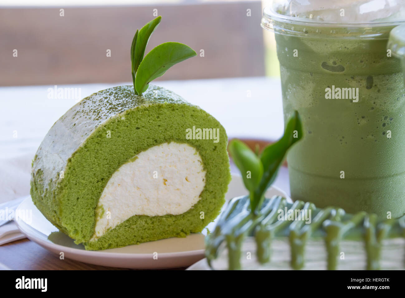 Grüner Tee-Kuchen-Roll mit Matcha-Grüntee zugemacht Stockfoto