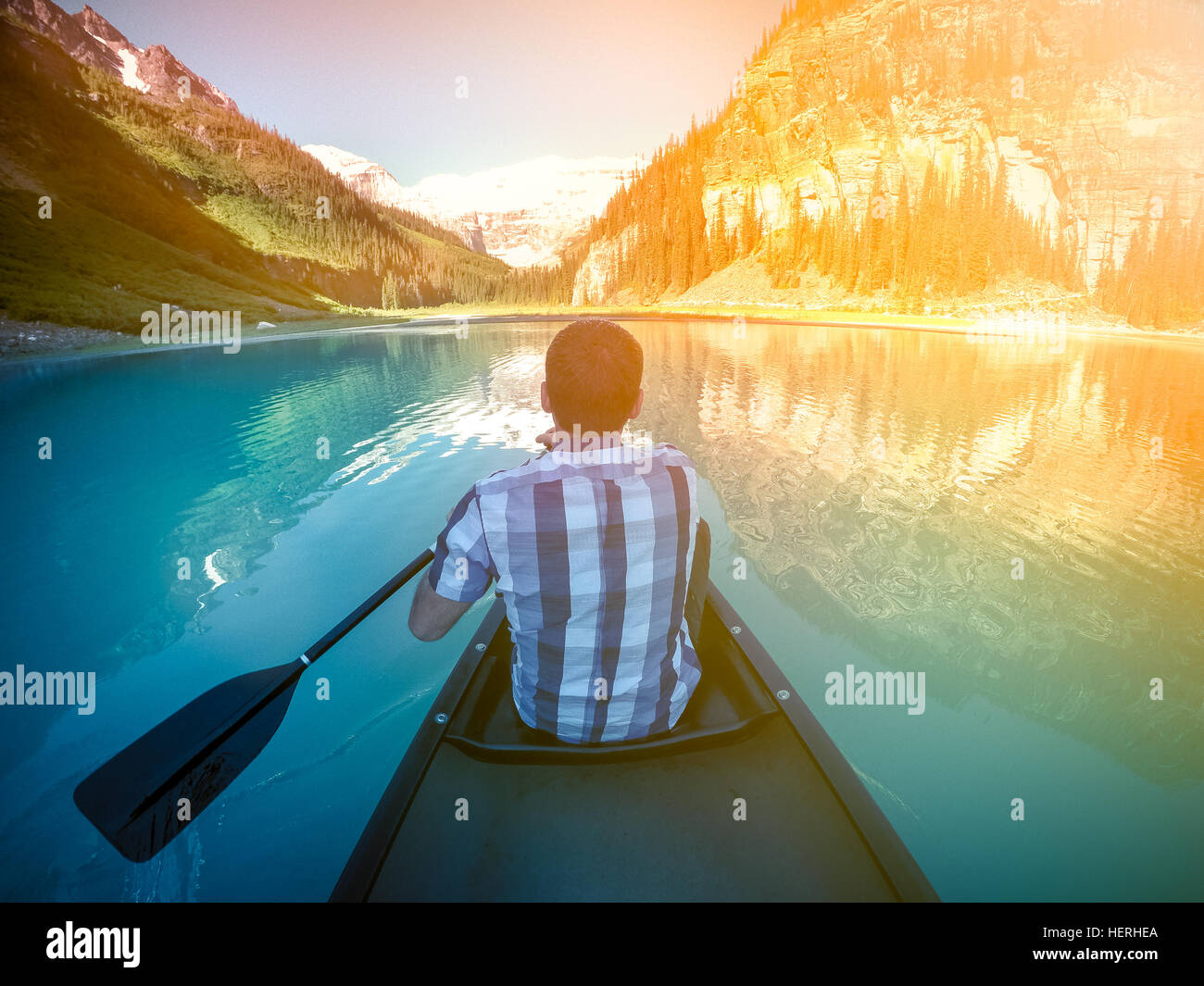 Rückansicht eines Mannes, der kayaking, Lake Louise, Alberta, Kanada Stockfoto