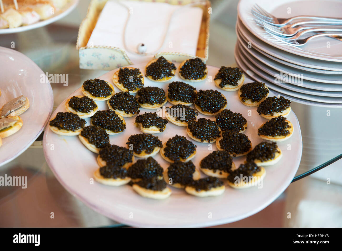 Schwarzer Kaviar und Blinis Kanapees Stockfoto