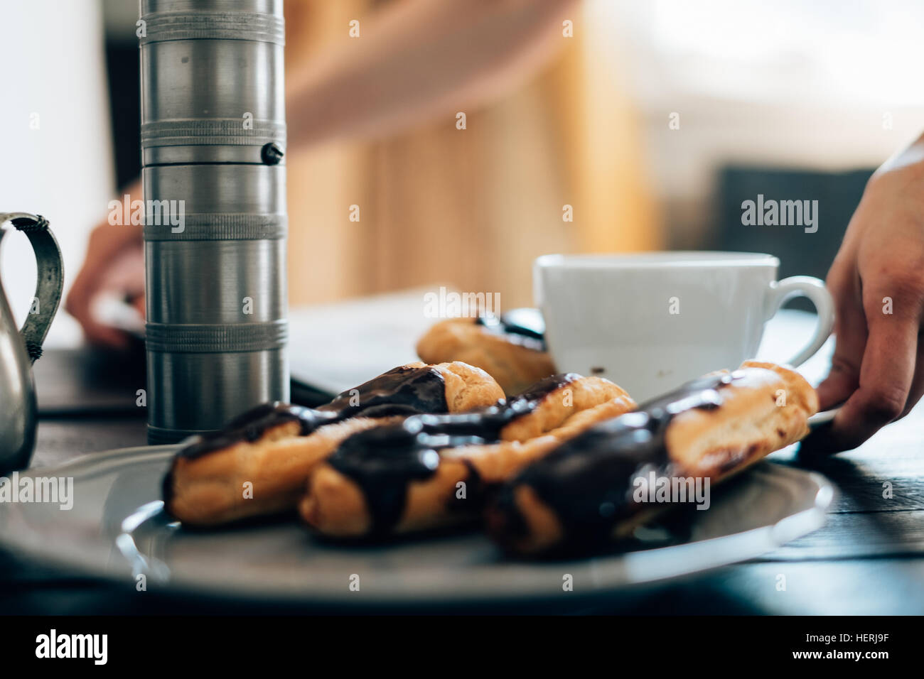 Schokolade Eclairs und Tasse Kaffee Stockfoto