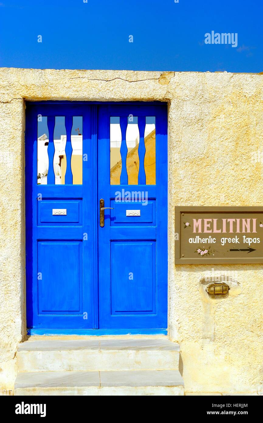 Blauen Türen auf der griechischen Insel Santorini Griechenland Stockfoto