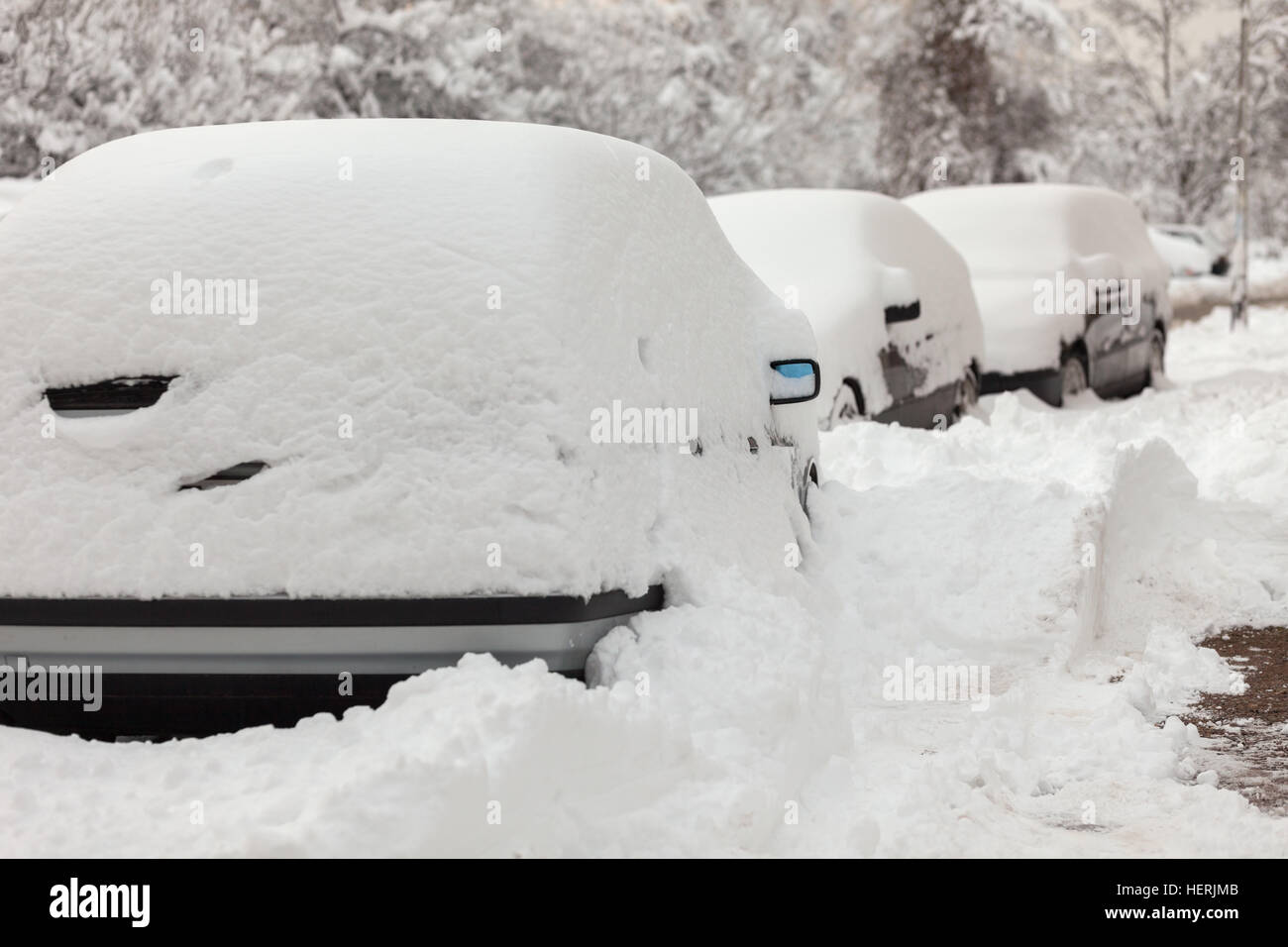 Autos parken in der Straße unter Schnee begraben Stockfoto