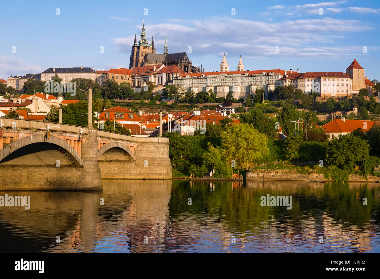Skyline der Stadt entlang Vitava Flusses, Prag, Tschechische Republik Stockfoto