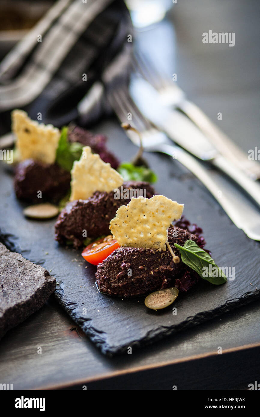 Oliven Tapenade starter Stockfoto