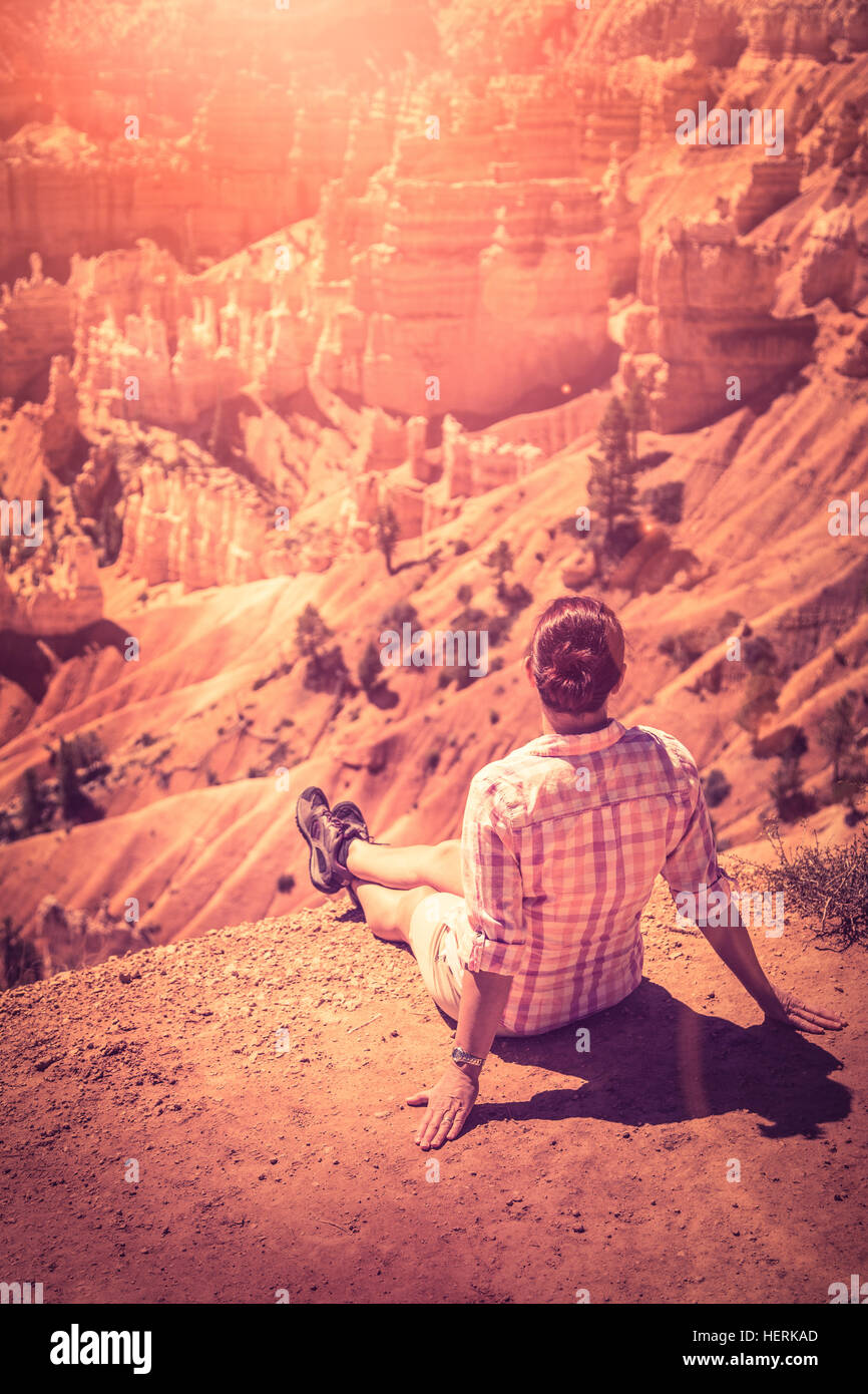 Rückansicht der Frau, die sich die Ansicht anschaut, Bryce Canyon, Utah, USA Stockfoto