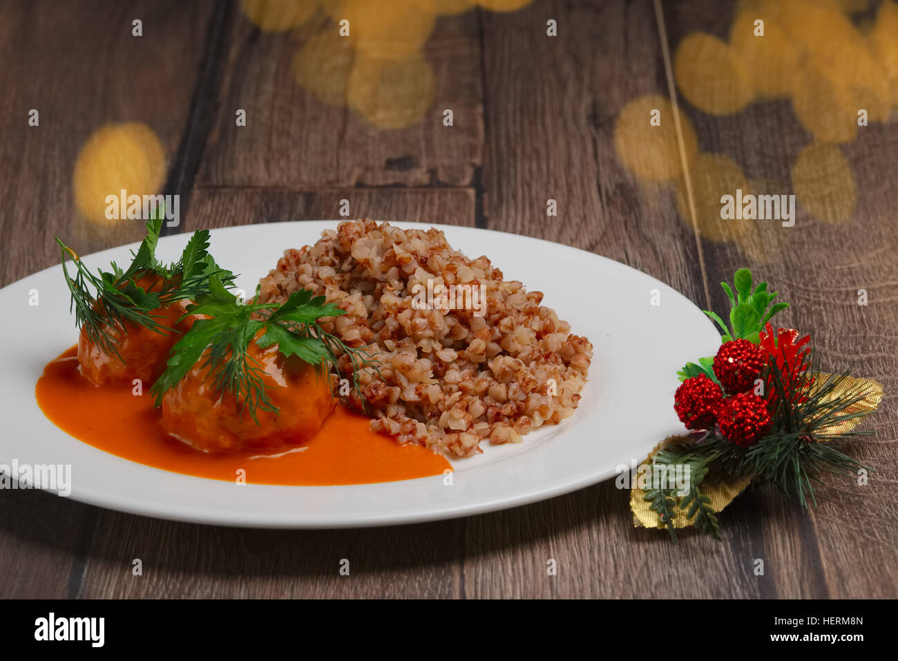Buchweizengrütze und Frikadellen Stockfoto