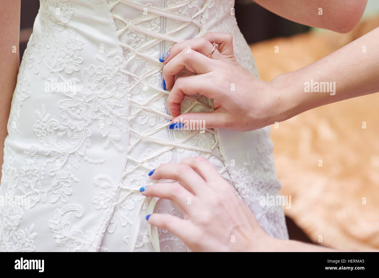 Brautjungfer hilft, Brautkleid Hochzeit Morgen Stockfoto