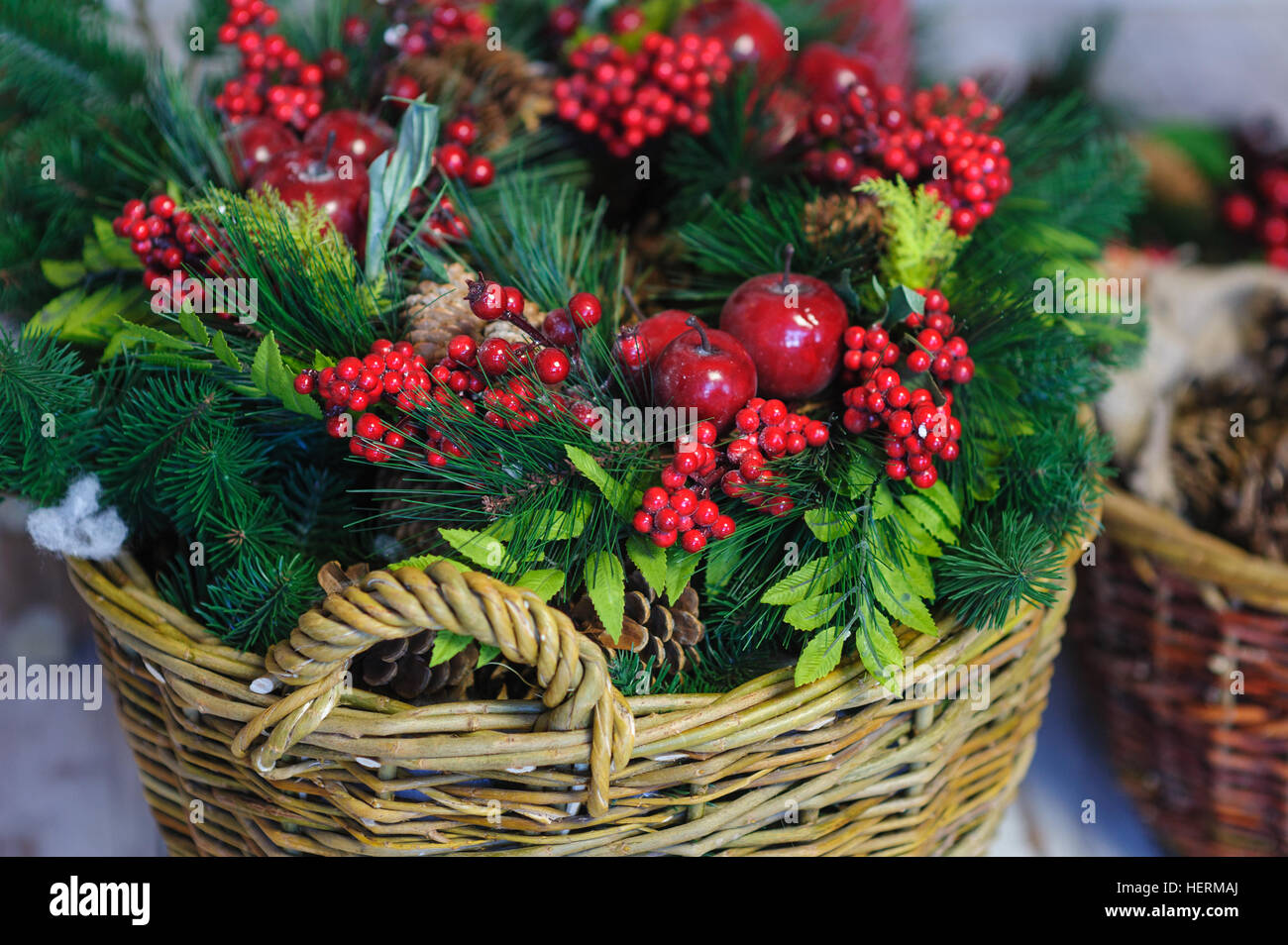Weihnachtsdekoration-Korb mit Tannenzweigen und Äpfeln Stockfoto