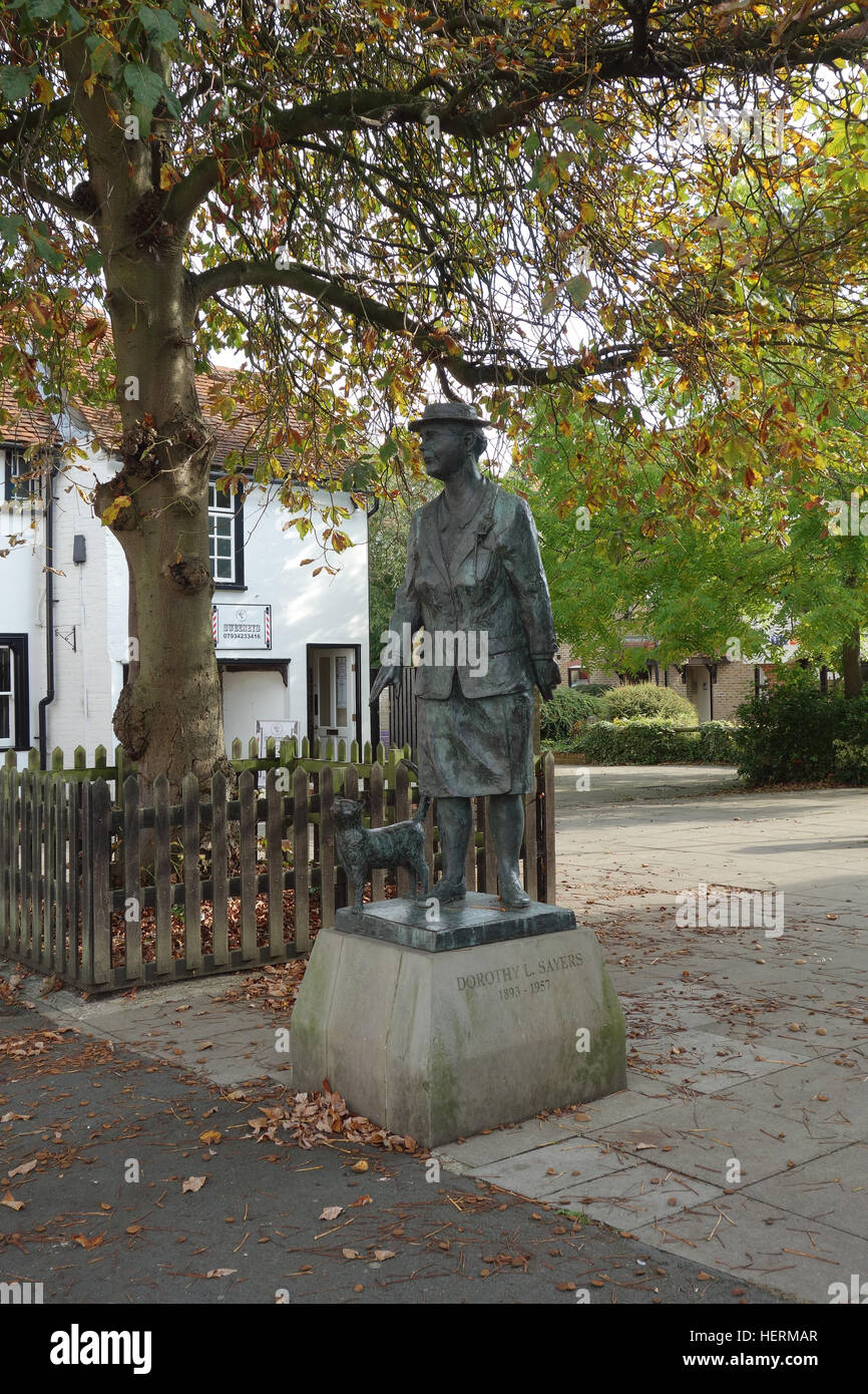 Statue des Schriftstellers Dorothy L. Sayers und ihrer Katze in Witham, Essex Stockfoto