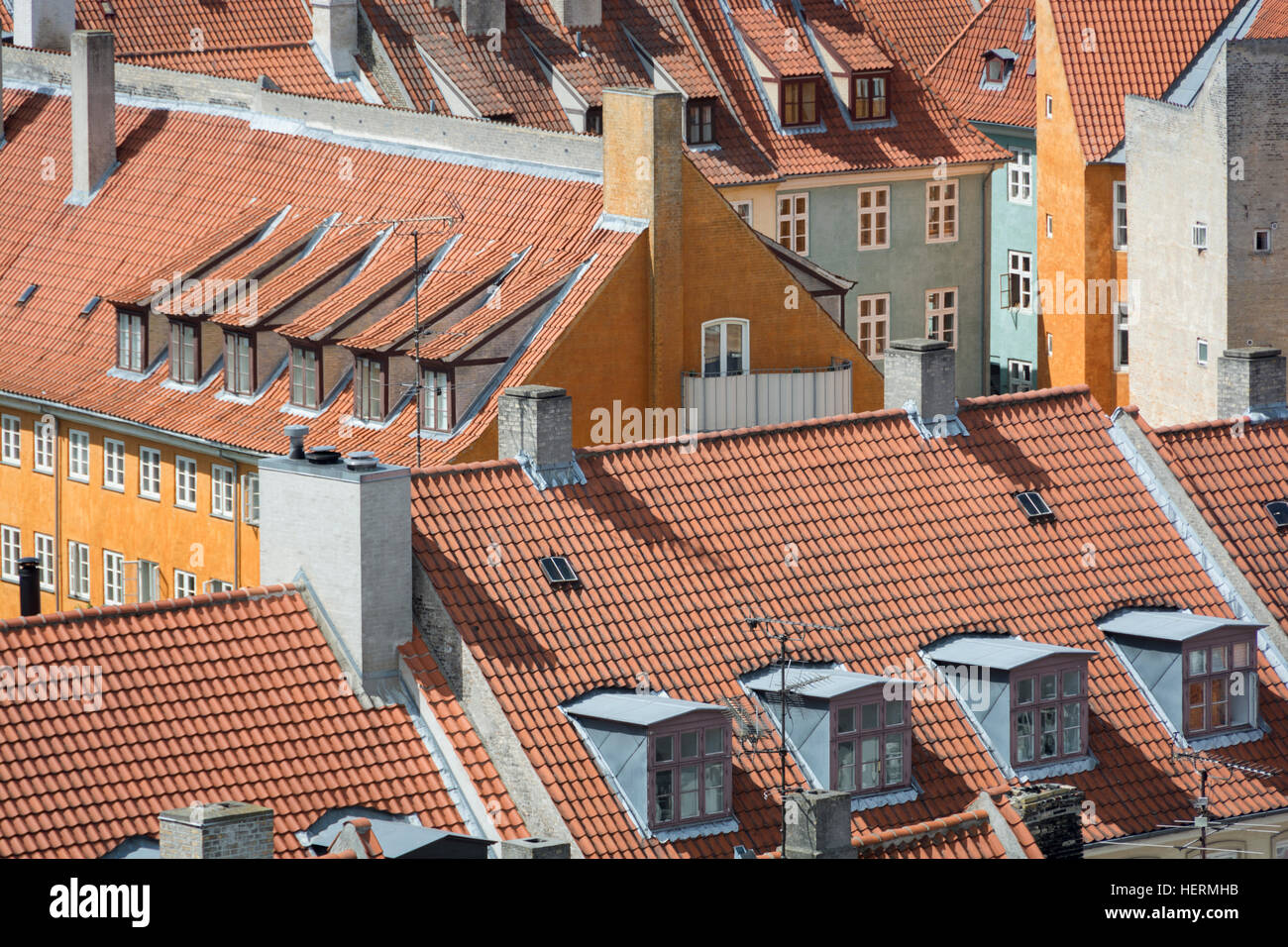 Blick auf die Stadt von der Plattform an der Spitze des Rundetaarn oder der Runde Turm im Zentrum von Kopenhagen. Stockfoto