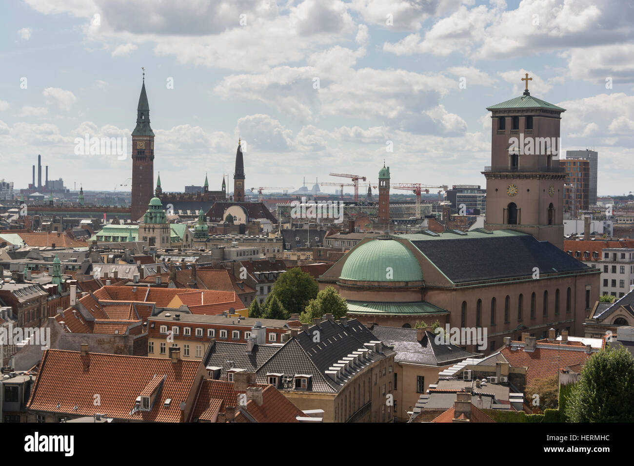 Blick auf die Stadt von der Plattform an der Spitze des Rundetaarn oder der Runde Turm im Zentrum von Kopenhagen. Stockfoto
