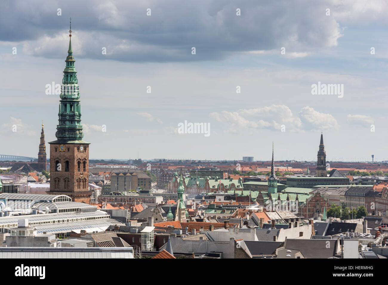 Blick auf die Stadt von der Plattform an der Spitze des Rundetaarn oder der Runde Turm im Zentrum von Kopenhagen. Stockfoto