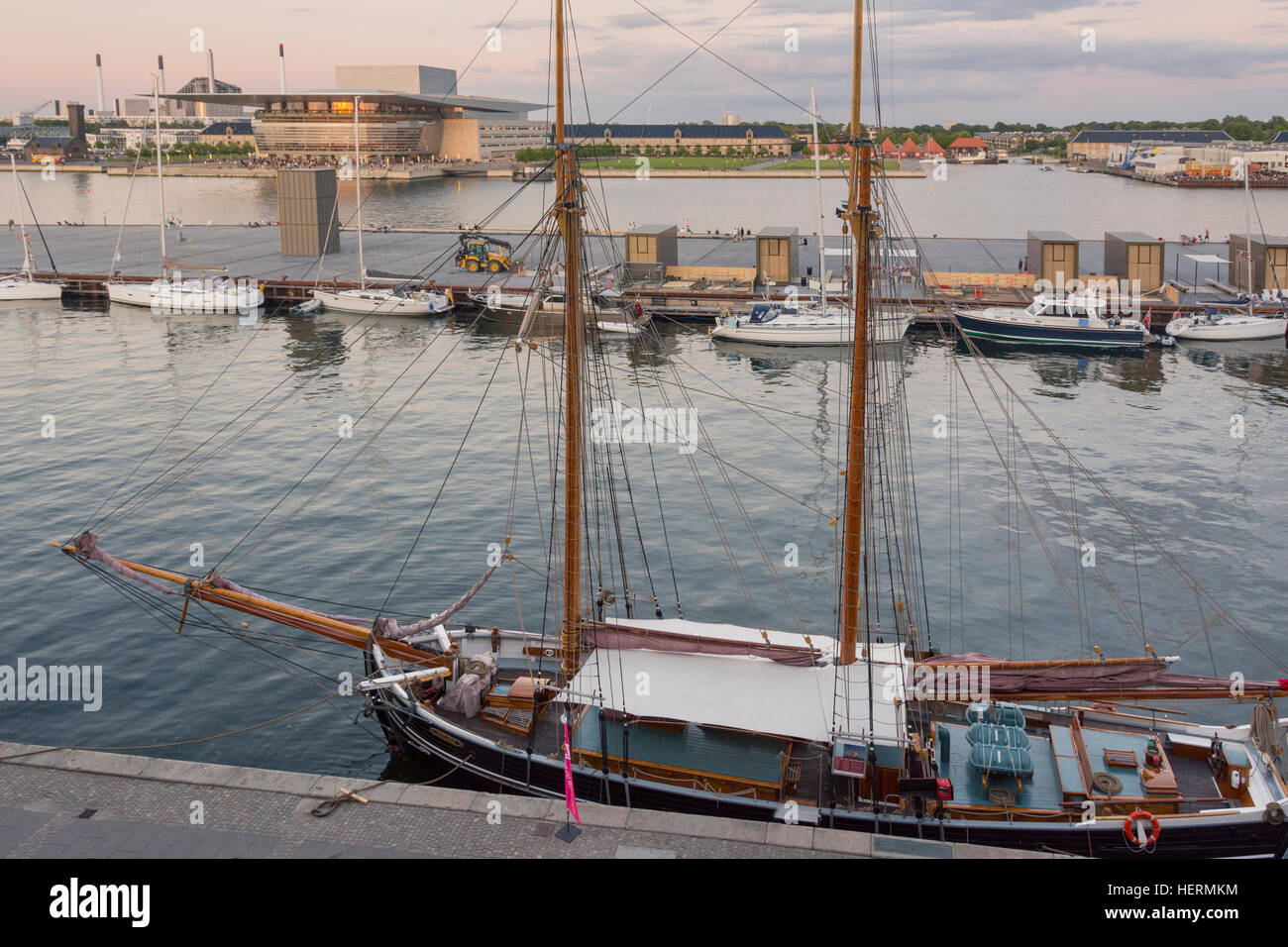 Großsegler vor dem Admiral Hotel gegenüber dem Opernhaus in Kopenhagen, Dänemark Stockfoto