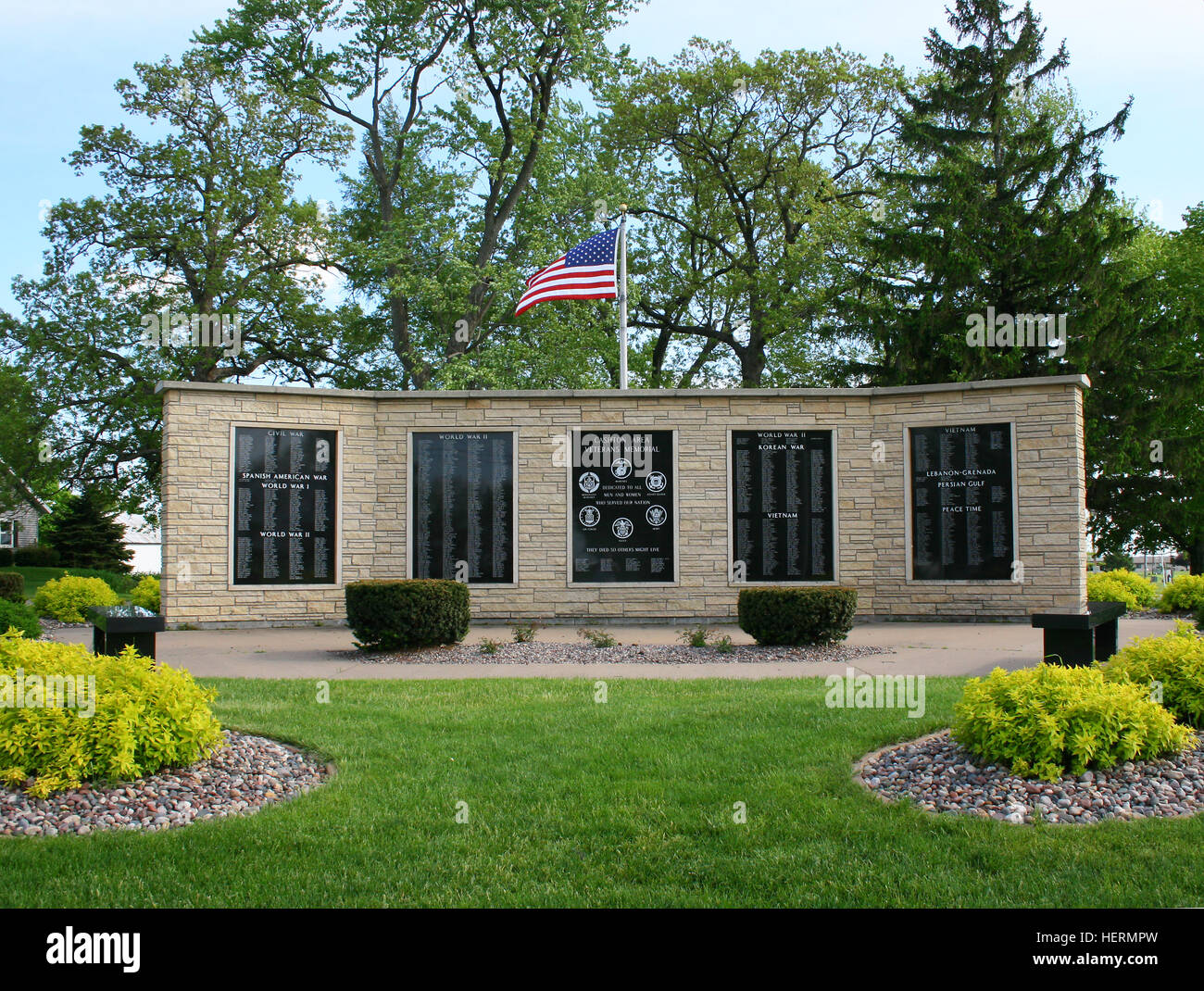 Veteranen-Kriegerdenkmal in Cashton Bereich Wisconsin USA mit Stars And Stripes fliegen zu Ehren Stockfoto