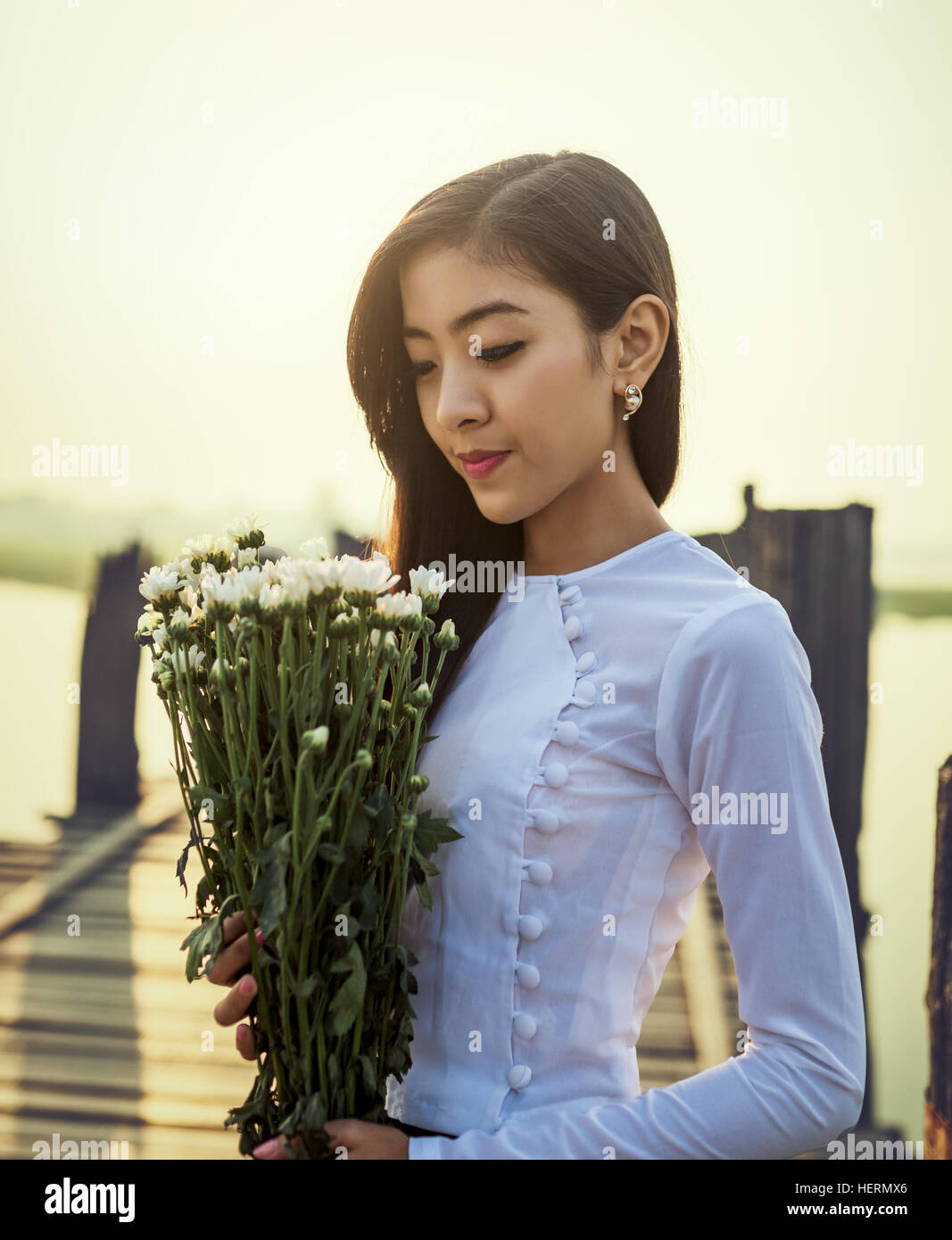 Porträt einer Frau mit Blumen, Myanmar Stockfoto