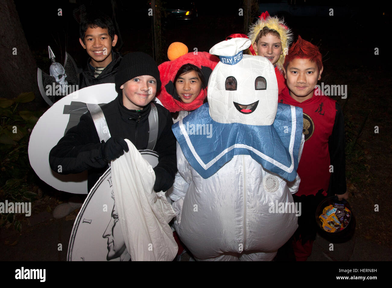 Halloween Stay Puft Marshmallow Mann Kostüm, asiatische & weiße junge  Teens, Trick und Behandlung. St Paul Minnesota MN USA Stockfotografie -  Alamy