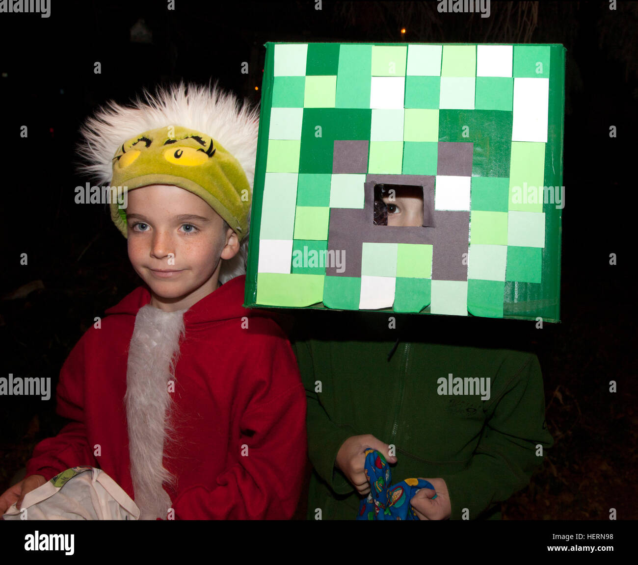 Mogliche Sache 2 Und Mondrian Kubistische Malerei Kostume Halloween Trick Und Treaters St Paul Minnesota Mn Usa Stockfotografie Alamy