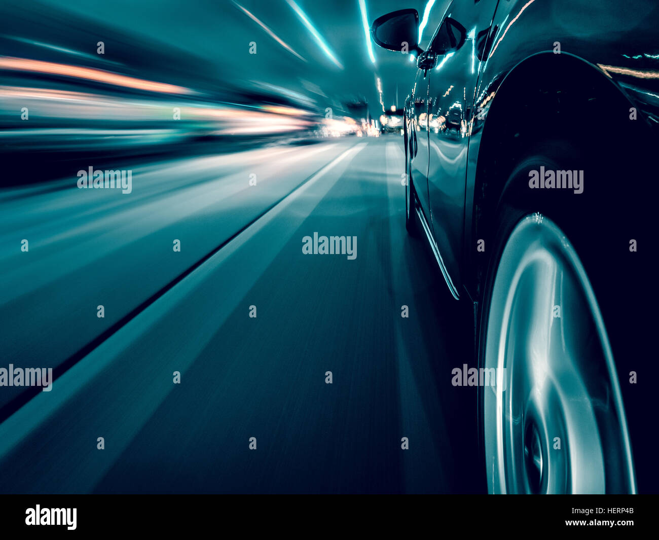 Auto fahren entlang einer Autobahn mit Geschwindigkeit Stockfoto