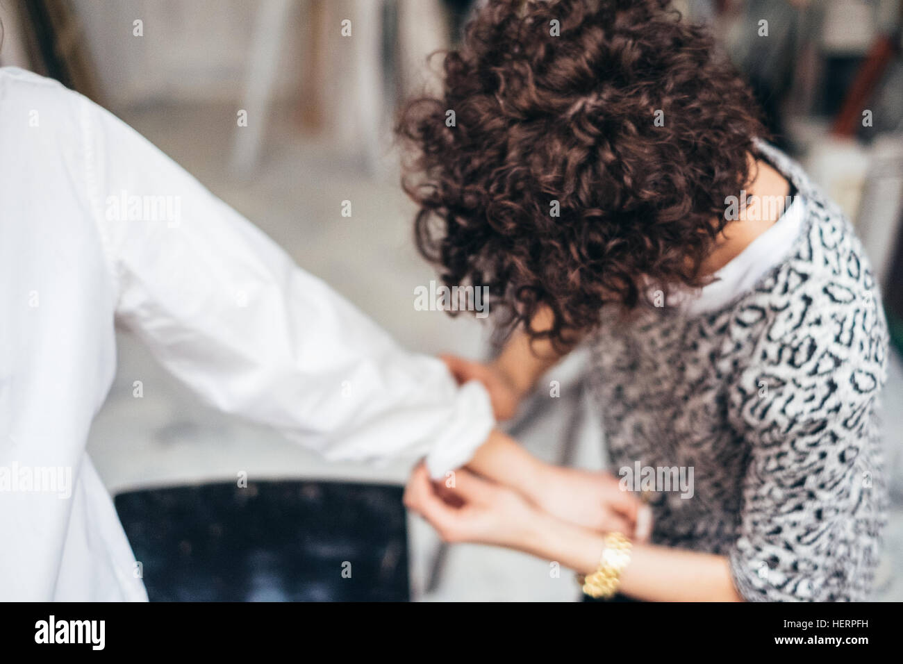 Frau eine Frau Hemd Ärmel aufdrehen Stockfoto