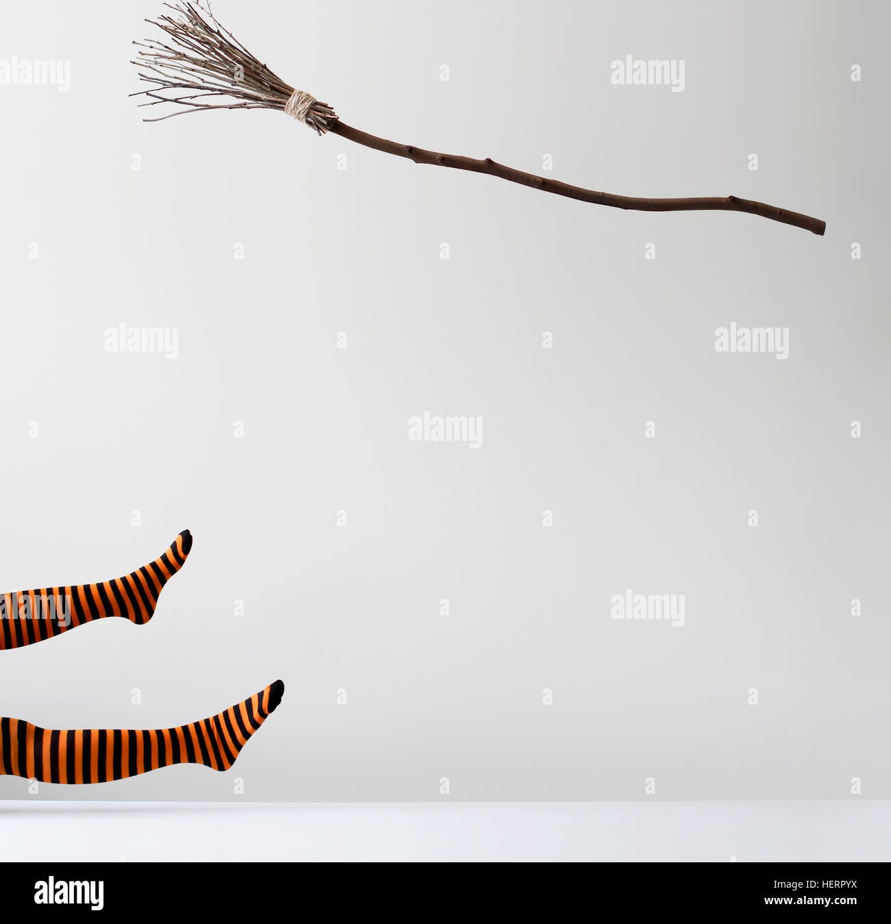 Besen fliegen -Fotos und -Bildmaterial in hoher Auflösung – Alamy