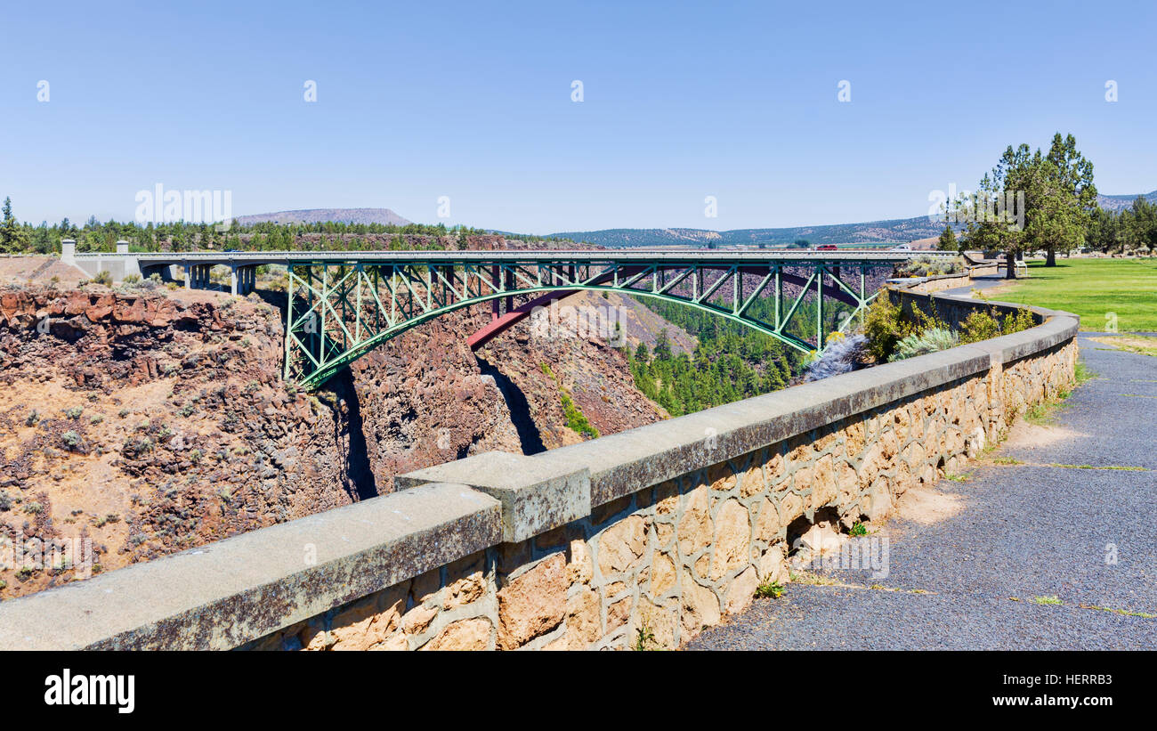 Crooked River High Bridge, Jefferson County, Oregon.  Eine 464 Fuß lang, 330 Fuß hohe Stahl-Bogenbrücke gesehen von Peter Skene Ogden Park. Stockfoto