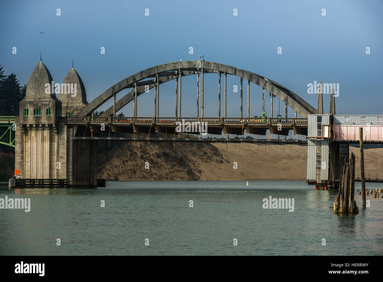 Siuslaw River-Brücke von Florenz Marina Oregon USA Stockfoto
